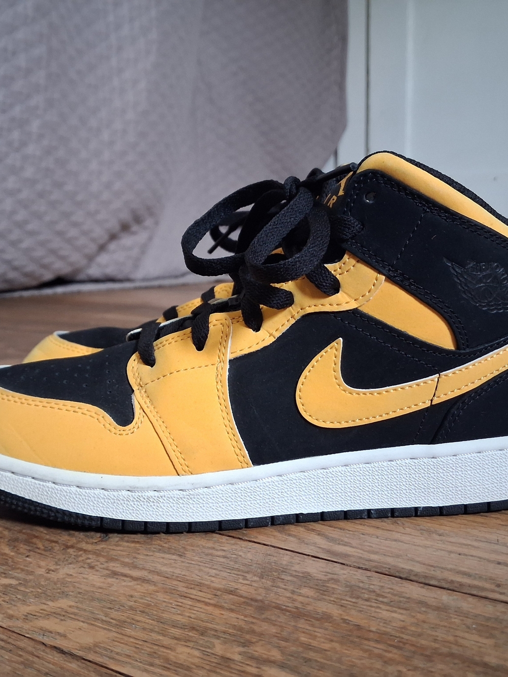 Air Jordan 1 Mid GS "Yellow Ochre" Black Yellow DQ8423-701 Size 6Y - Excellent